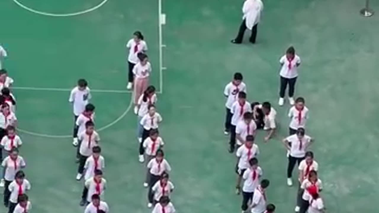 9月2日,上海市徐汇中学一名学生在操场晕倒,在场的学生无一人敢上前帮扶