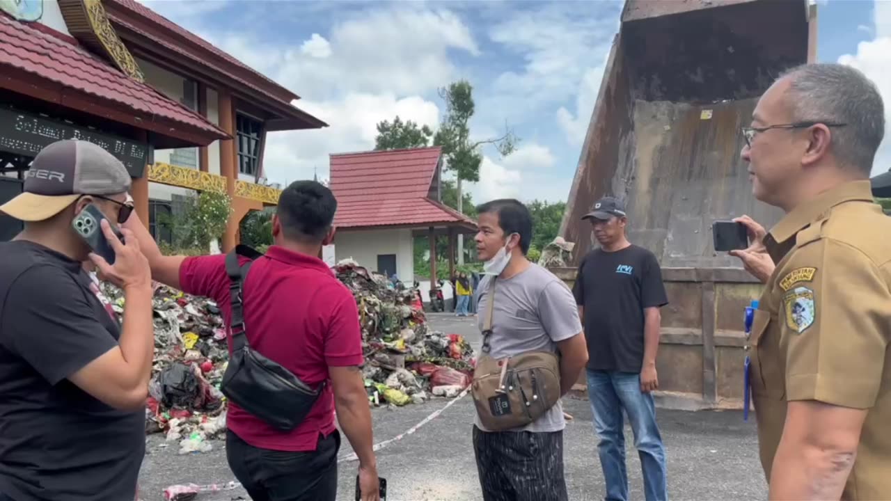 Viral truk membuang sampah dikantor bupati