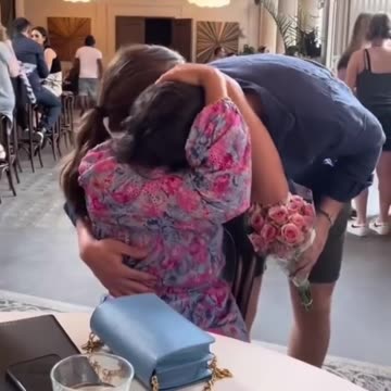 Boyfriend flies in from Italy to surprise girlfriend for her birthday ❤️❤️