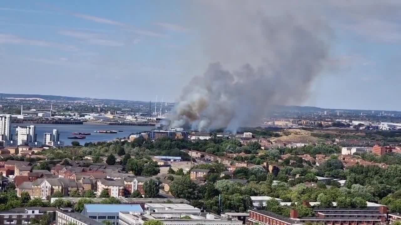 A large fire currently in Thamesmead_2