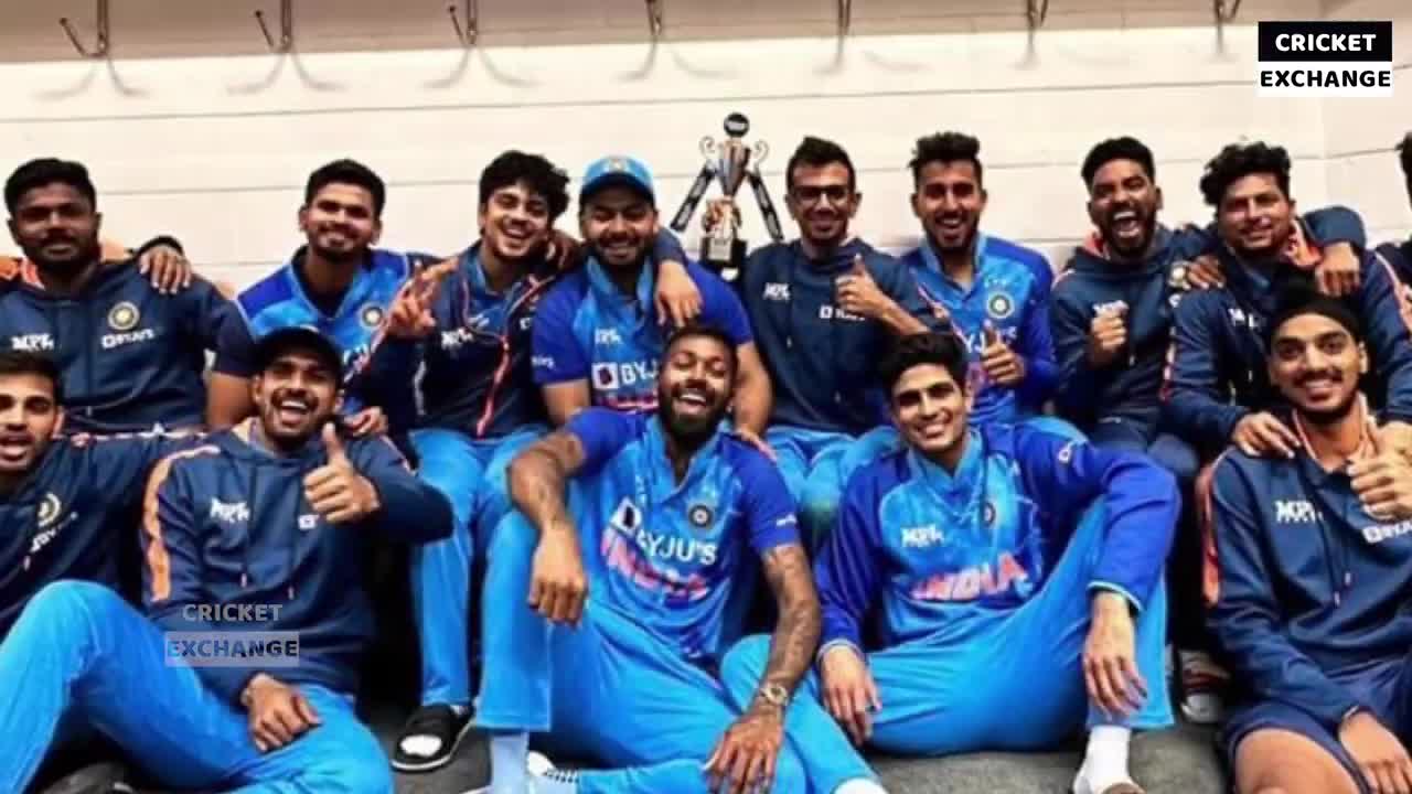 Hardik Pandya Did This Heart Winning Gesture For Sanju Samson Like DHONI in Trophy Celebrations