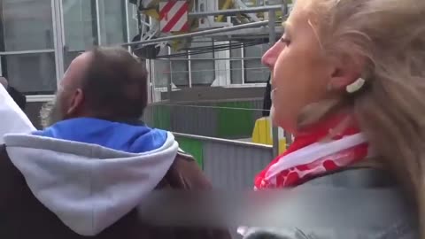 😠Animal rights activists dragging a dog from a homeless
