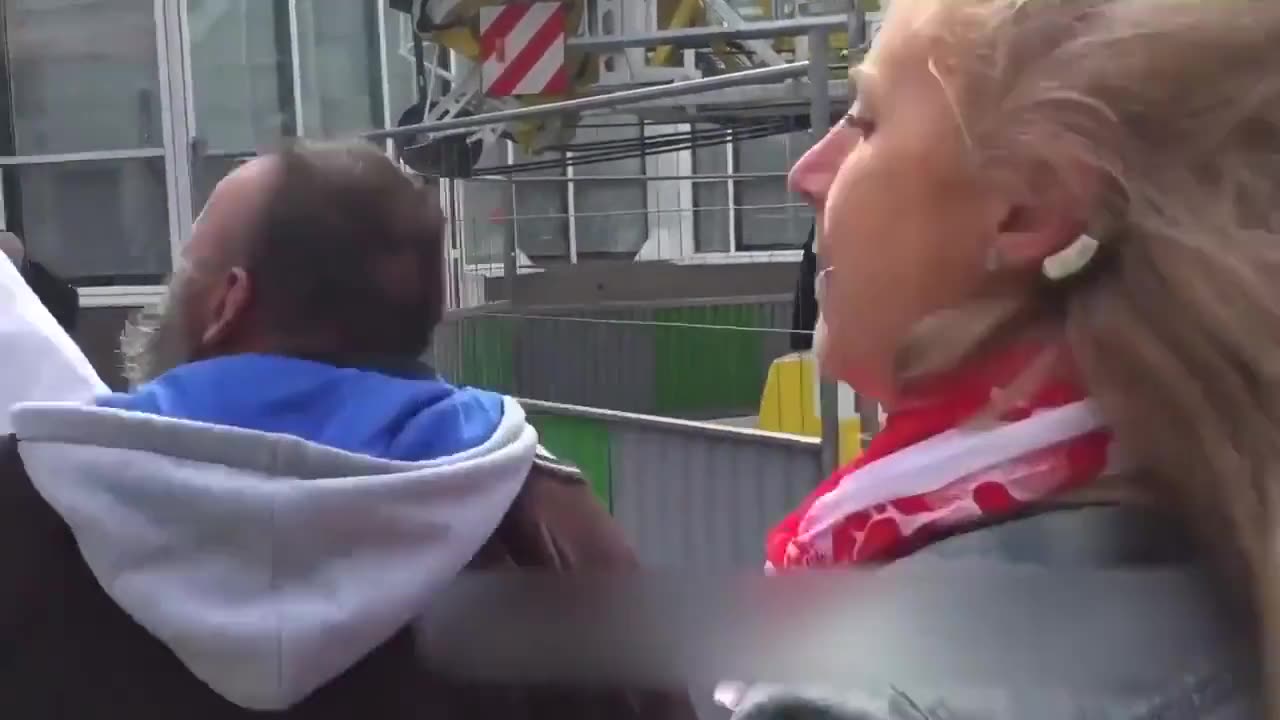 😠Animal rights activists dragging a dog from a homeless