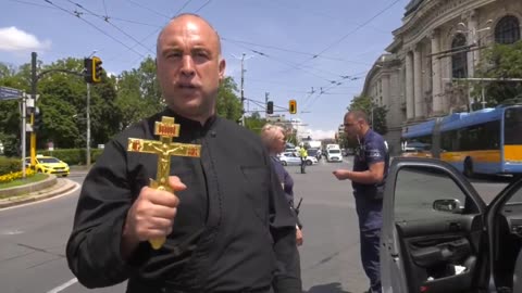 Bulharský pravoslavný kněz se postavil s křížem proti koloně Zelenského při jeho návštěvě Sofie