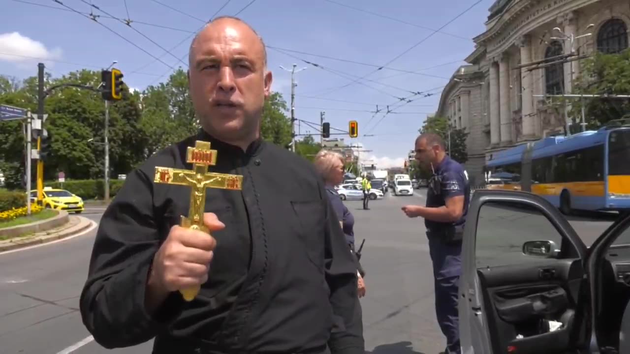 Bulharský pravoslavný kněz se postavil s křížem proti koloně Zelenského při jeho návštěvě Sofie