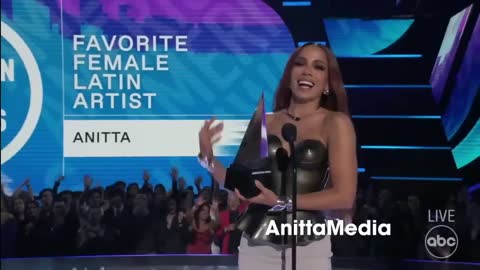 Anitta - American Music Awards 2022 - Ganhou troféu 🏆