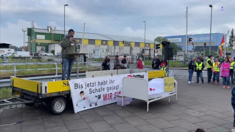 Wolgast - Eröffnung der Kundgebung durch Stefan 24-05-2022