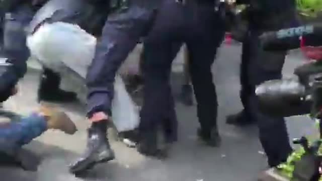 Aussie police wrestling with protestors at anti lockdown march