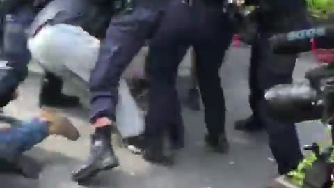 Aussie police wrestling with protestors at anti lockdown march