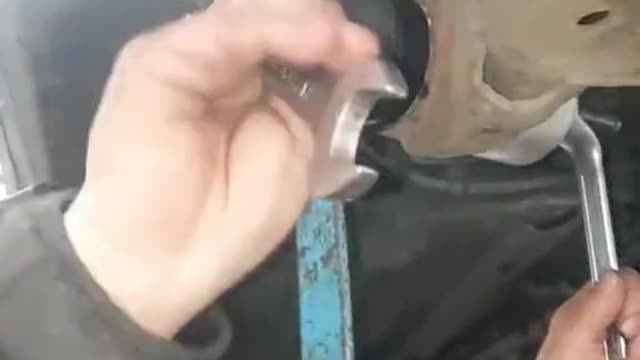 The car repairman's daily routine, the brake disc parts were replaced