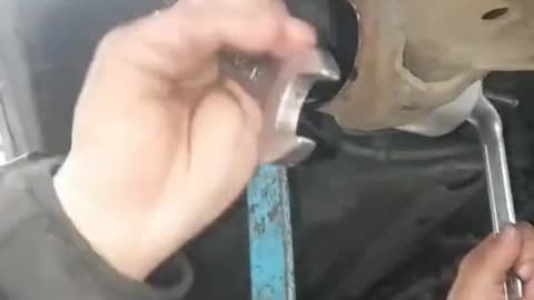 The car repairman's daily routine, the brake disc parts were replaced