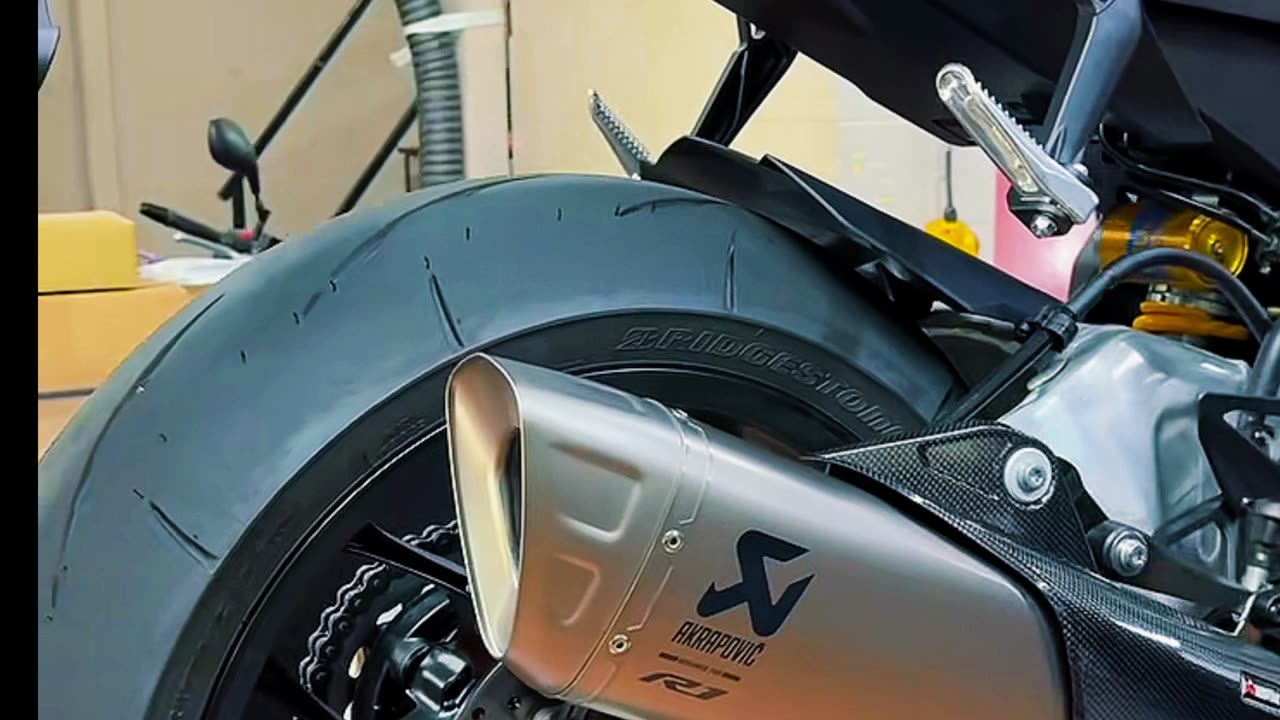 Yamaha R1M ASMR exhaust replacement Akrapovic