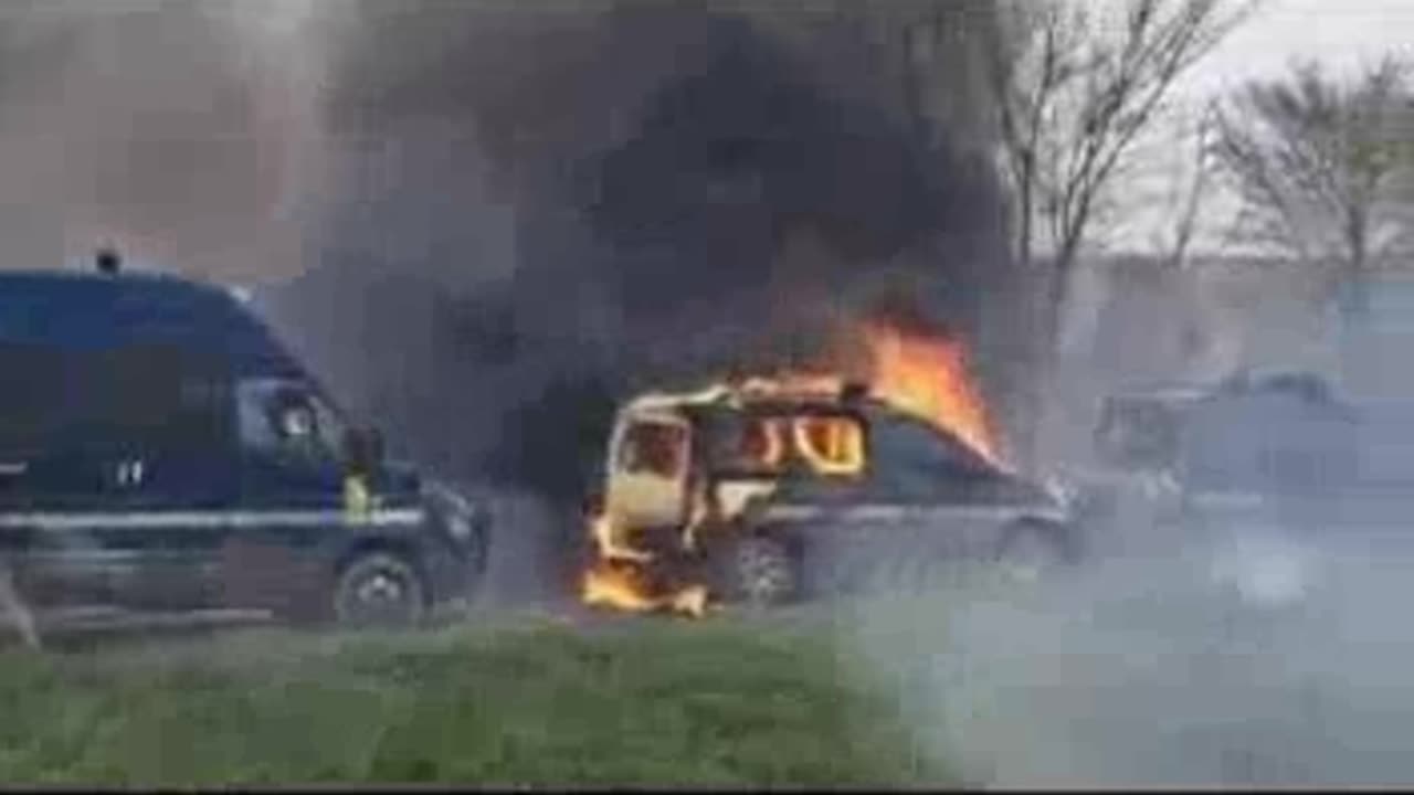 ⛔️ متظاهرون يضرمون النيران في سيارات الدرك الفرنسي خلال مواجهات في مدينة سانت سولين غرب وسط فرنسا
