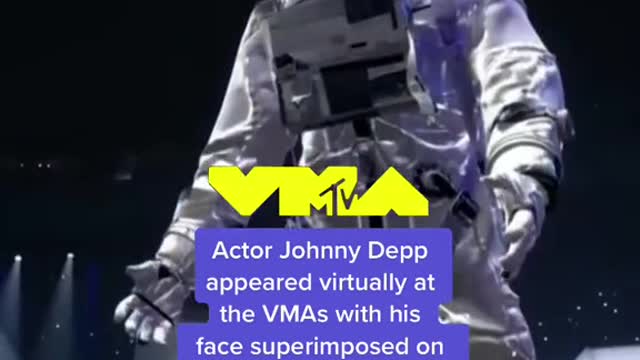 一Actor Johnny Depp appeared virtually at the VMAs with his face superimposed on the iconic moon man
