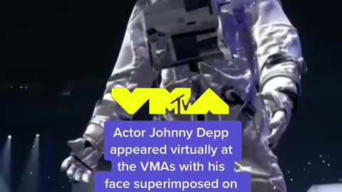 一Actor Johnny Depp appeared virtually at the VMAs with his face superimposed on the iconic moon man