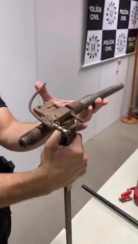 Ao ser aberta porta, o artefato dispara um tiro em quem usou o pé ou ariete para abrir