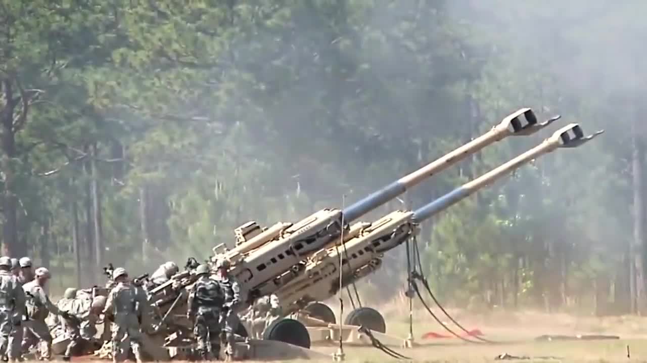 US Army Demonstrate CH47 Airlifting M777 Artillery To Indian Army