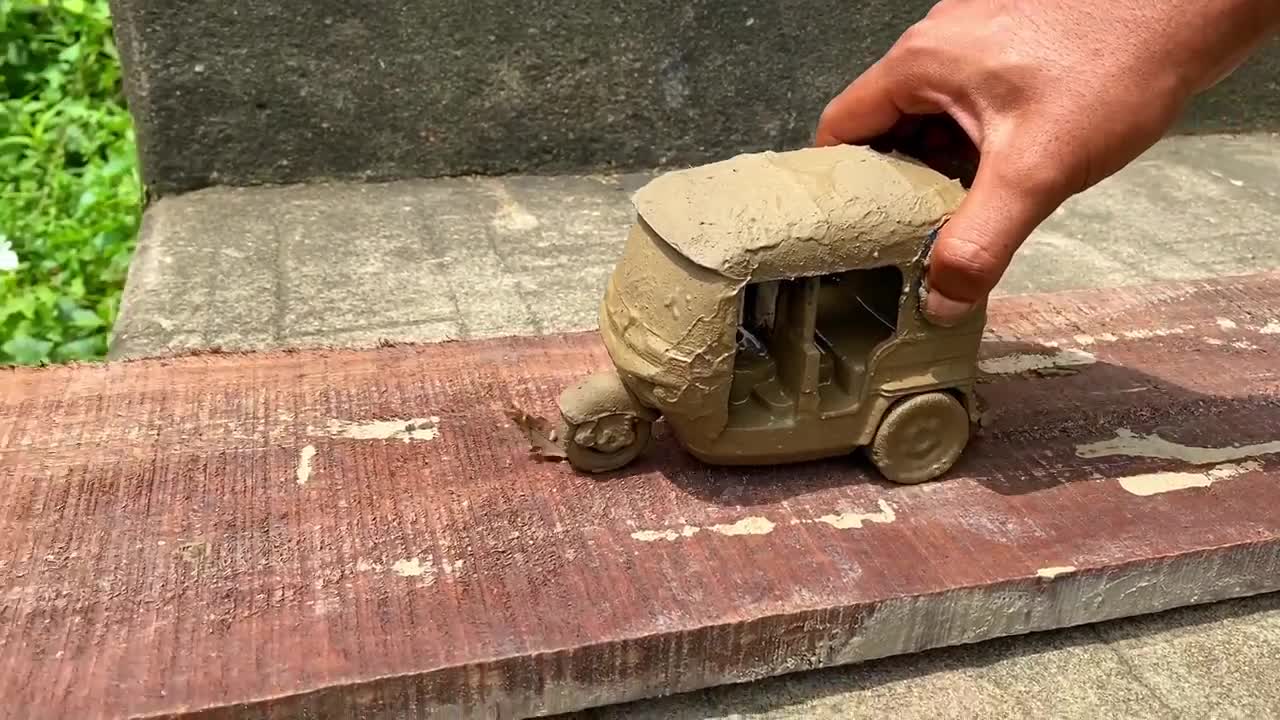 Drive the Muddy Toy Vehicle by hand and threw it into the water for cleaning