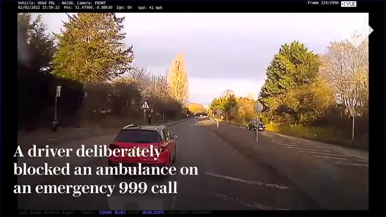 Driver 'repeatedly blocks and slows down' ambulance in Reading