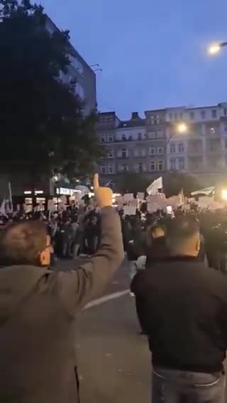 (Germany) About 2,000 Islamists from Hamburg gathered yesterday to enact Sharia law.