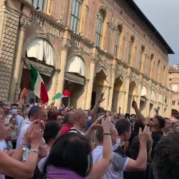 Bologna Piazza Duomo messaggio per Mario Draghi