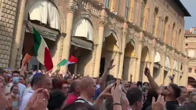 Bologna Piazza Duomo messaggio per Mario Draghi