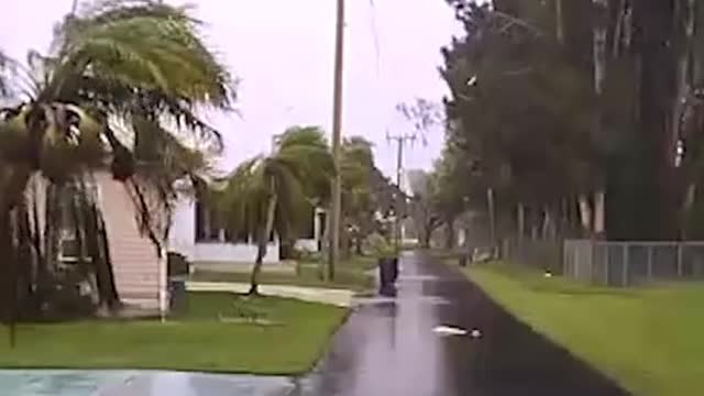 Tornado rips through Florida neighborhood