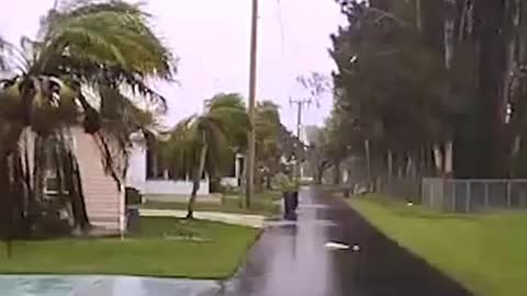 Tornado rips through Florida neighborhood