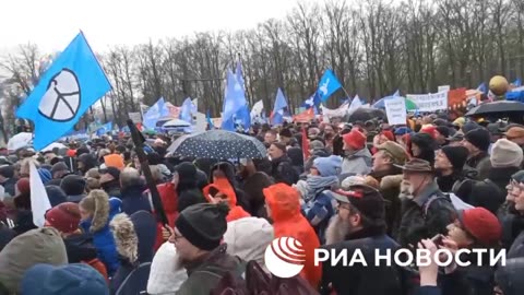 Thousands gathered in Berlin for peace and against arms supplies to Ukraine.