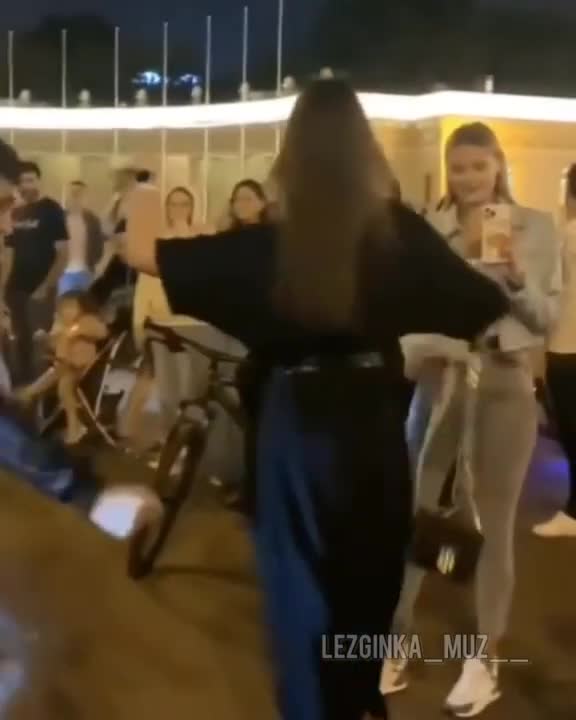 EVERYONE IS DANCING!". RUSSIAN FOLK DANCE.