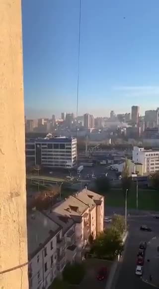 Quand un drone Russe Geran fond en chute libre sur sa cible a Kiev