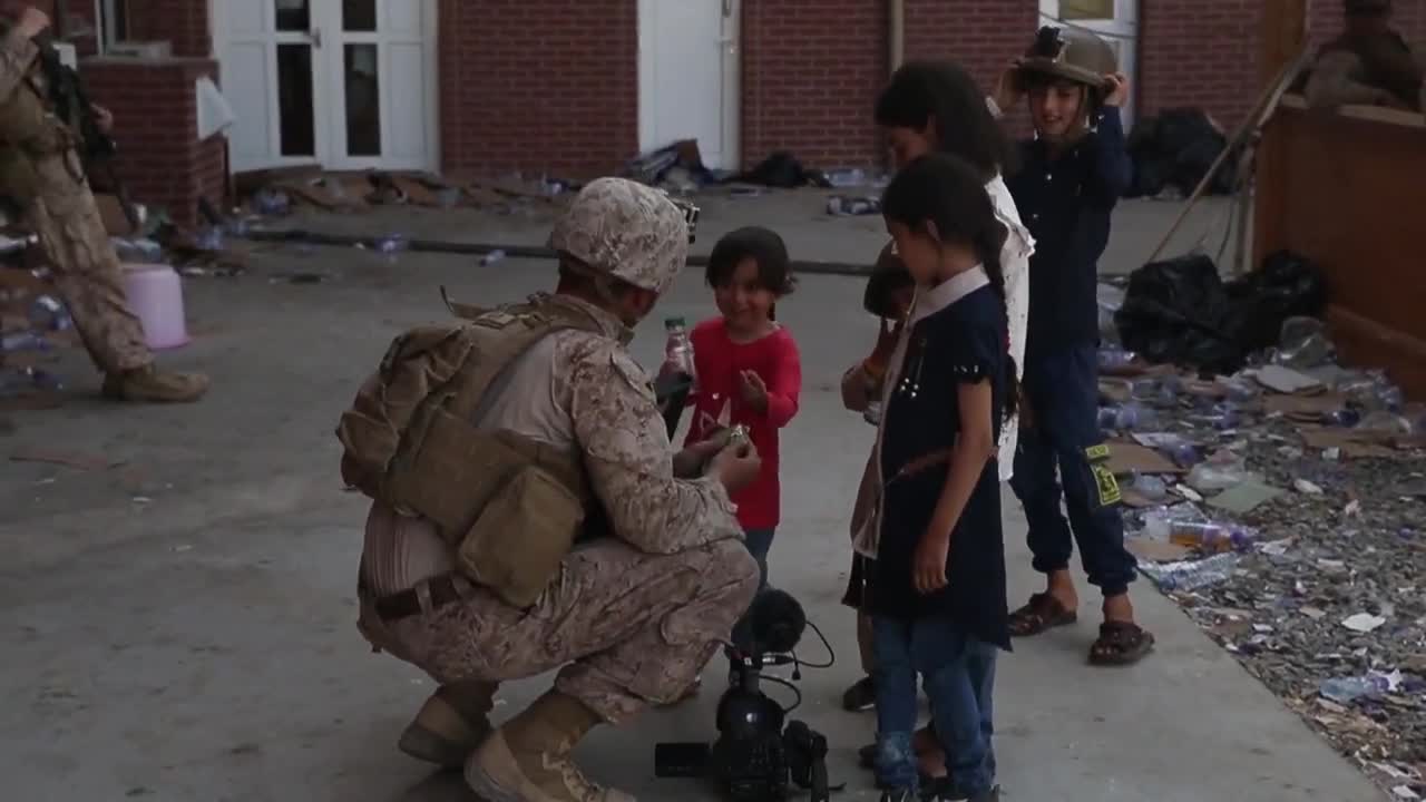 Troops and children. Evacuation of Hamid Karzai airport. (KABUL, AFGHANISTAN).