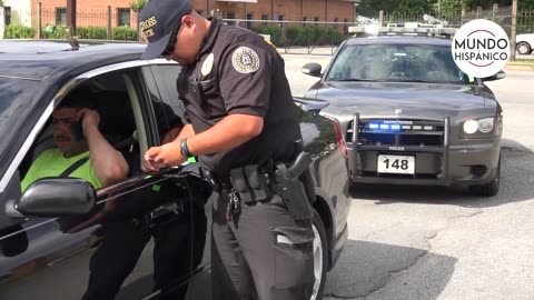 Conductores hispanos sorprendidos por la policía infringiendo la ley