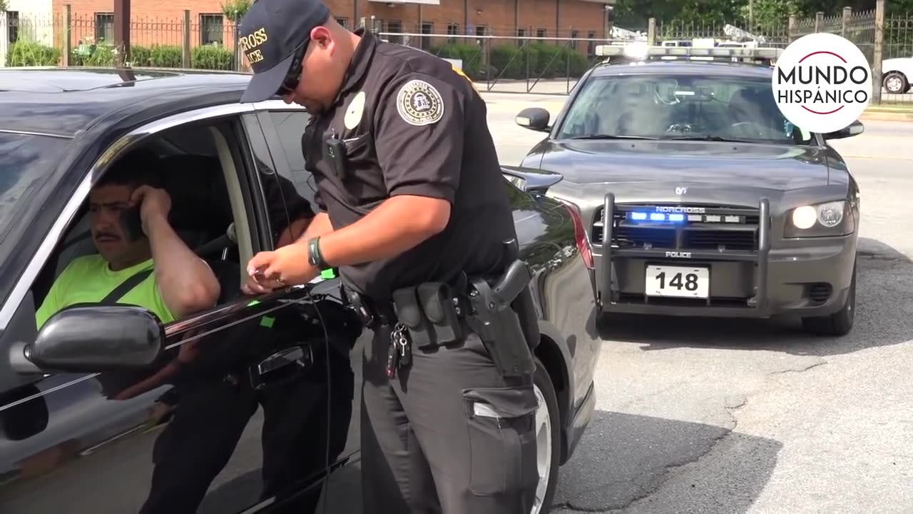 Conductores hispanos sorprendidos por la policía infringiendo la ley