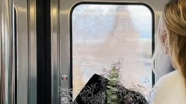 POV: you're riding aQulnusparandom train in Paris and suddenly.er