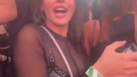 Norahfathe move her hips