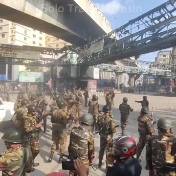 Bangladesh Army Helping Students Protest at Mirpur 10 Dhaka