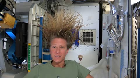 Karen Nyberg Shows How You Wash Hair in Space