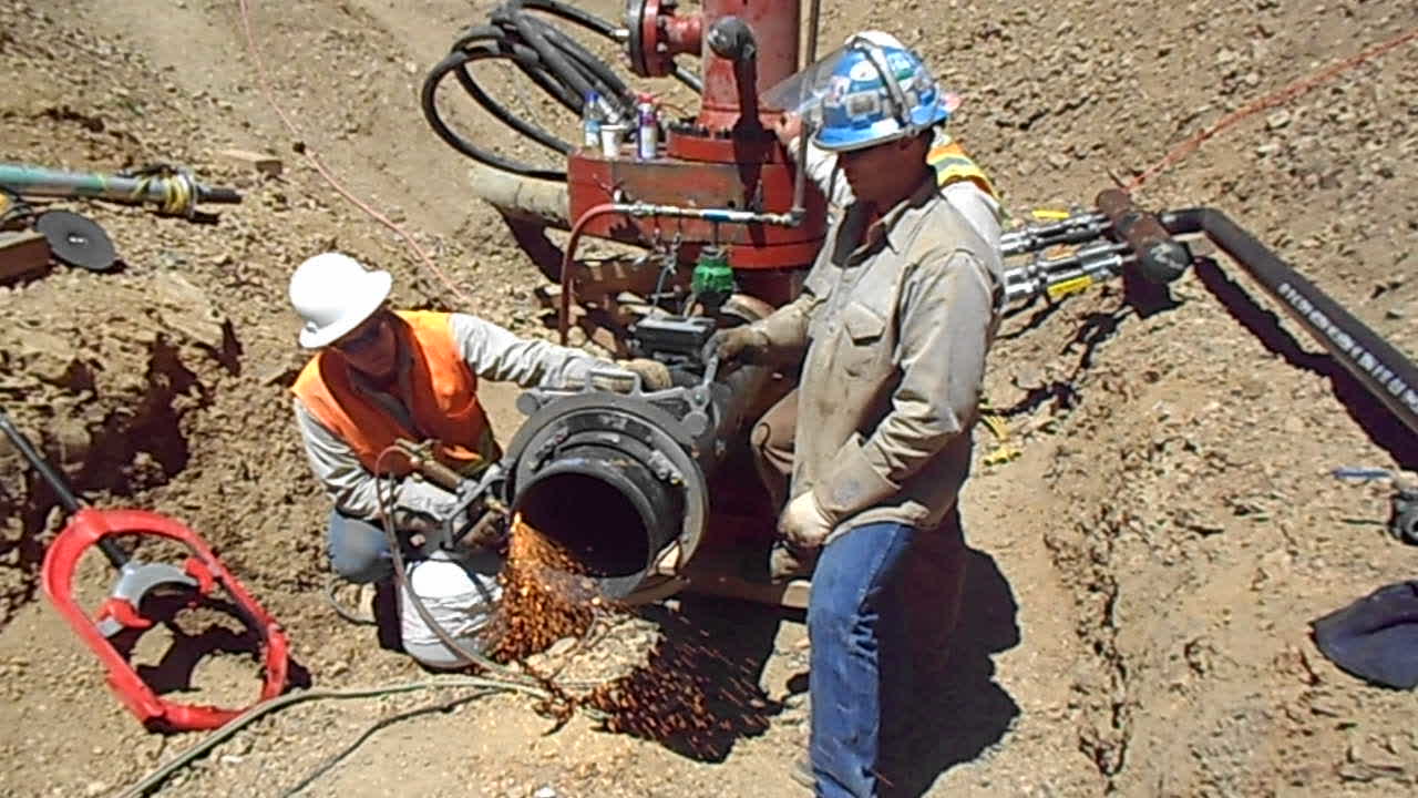 Pipeliners using a cutting device to cut an 18-inch natural gas pipeline_ SafetyPro4U