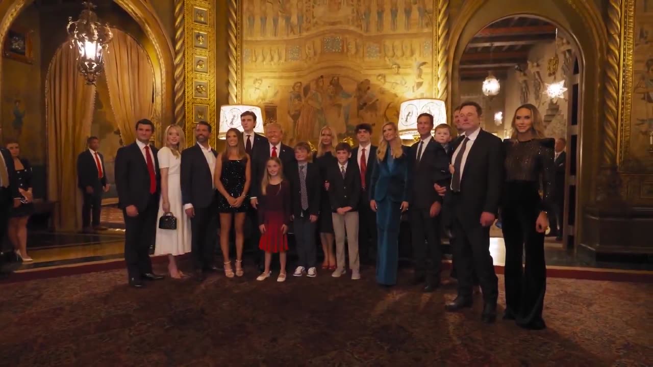 Donald Trump wanted Elon Musk to join his family photo. I love their friendship. 🥺