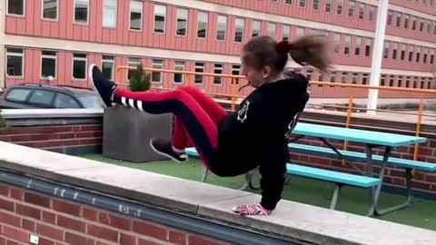 This strong girl have good ability to do parkour