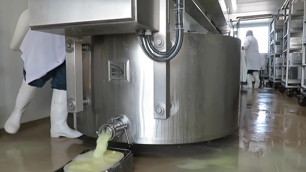 || INTERVIEW || RAW FARM Makes Raw Cheddar Cheese