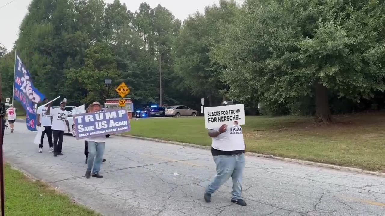 Protesters gather at Fulton County Jail ahead of Trumps surrender