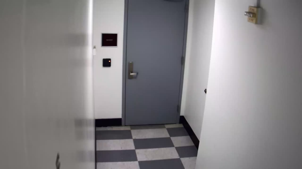 6149RHOBG3G301CStairwayLobbyEntry_2021-01-05_07h20min00s967ms.mp4