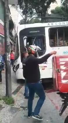 Acidente entre ônibus e VLT deixa 16 feridos no Centro do Rio de Janeiro