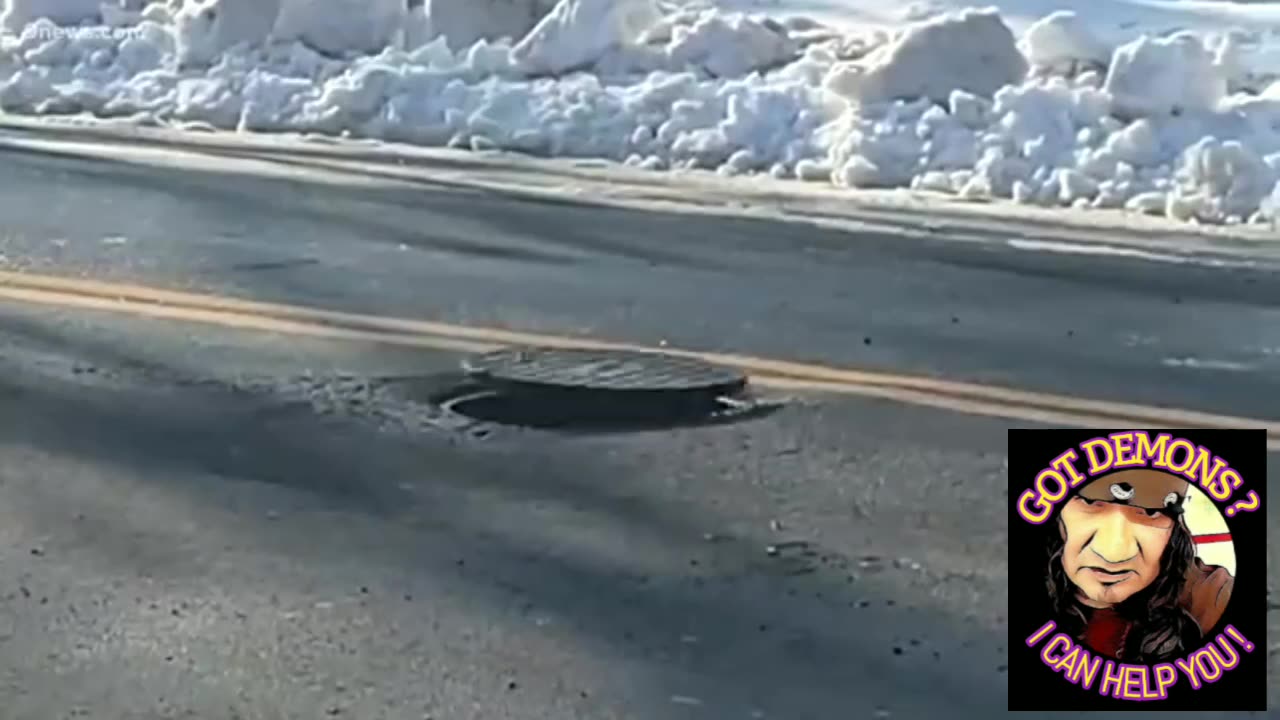 ★DEMONIC DANCING MANHOLE COVER, WTF 😲