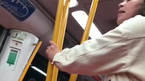 MUJER NUEROMODULADA ZOMBIE METRO MADRID