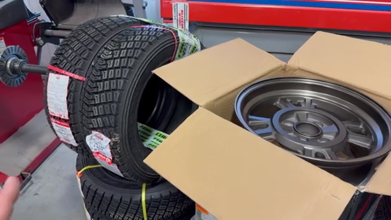 1976 Datsun 280z - Fitting a Set of Real Rally Tires