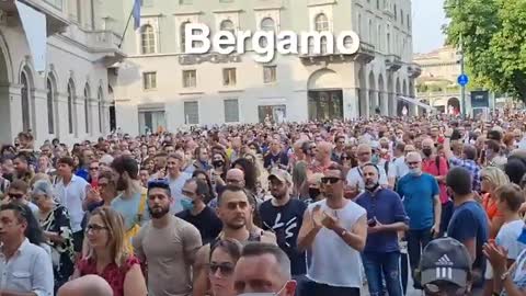 in Italy now : only anti-fake-vaccines are protesting