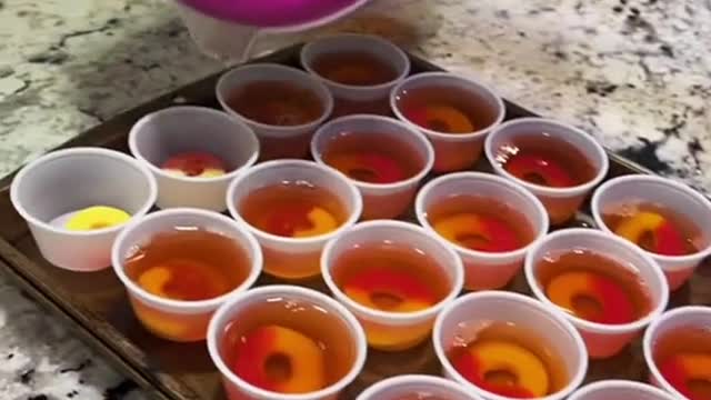 Peach crown Jell-O shots 🤩👀